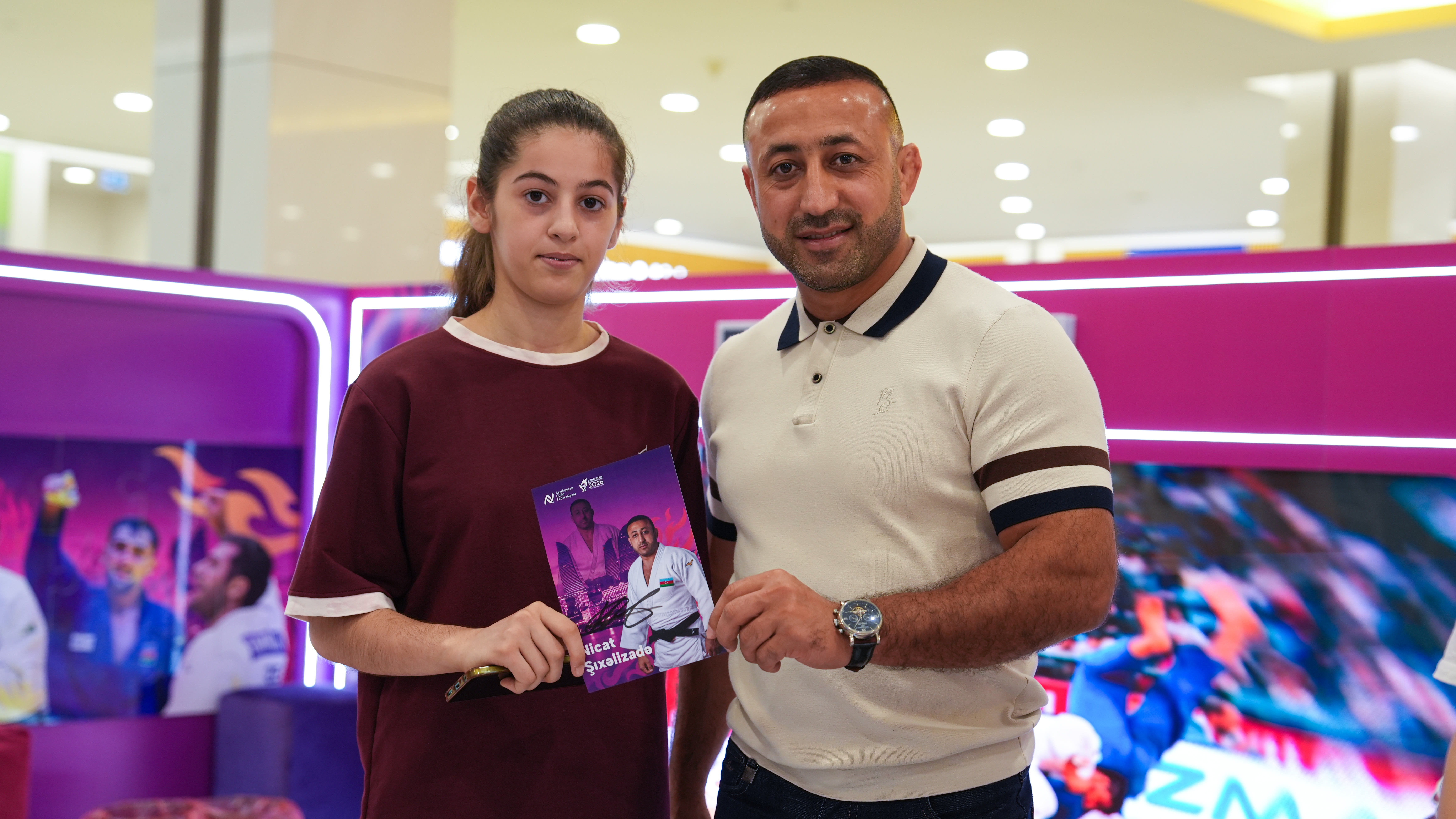 Bakı-2026 fan zonasında Nicat Şıxəlizadənin imza mərasimi keçirilib