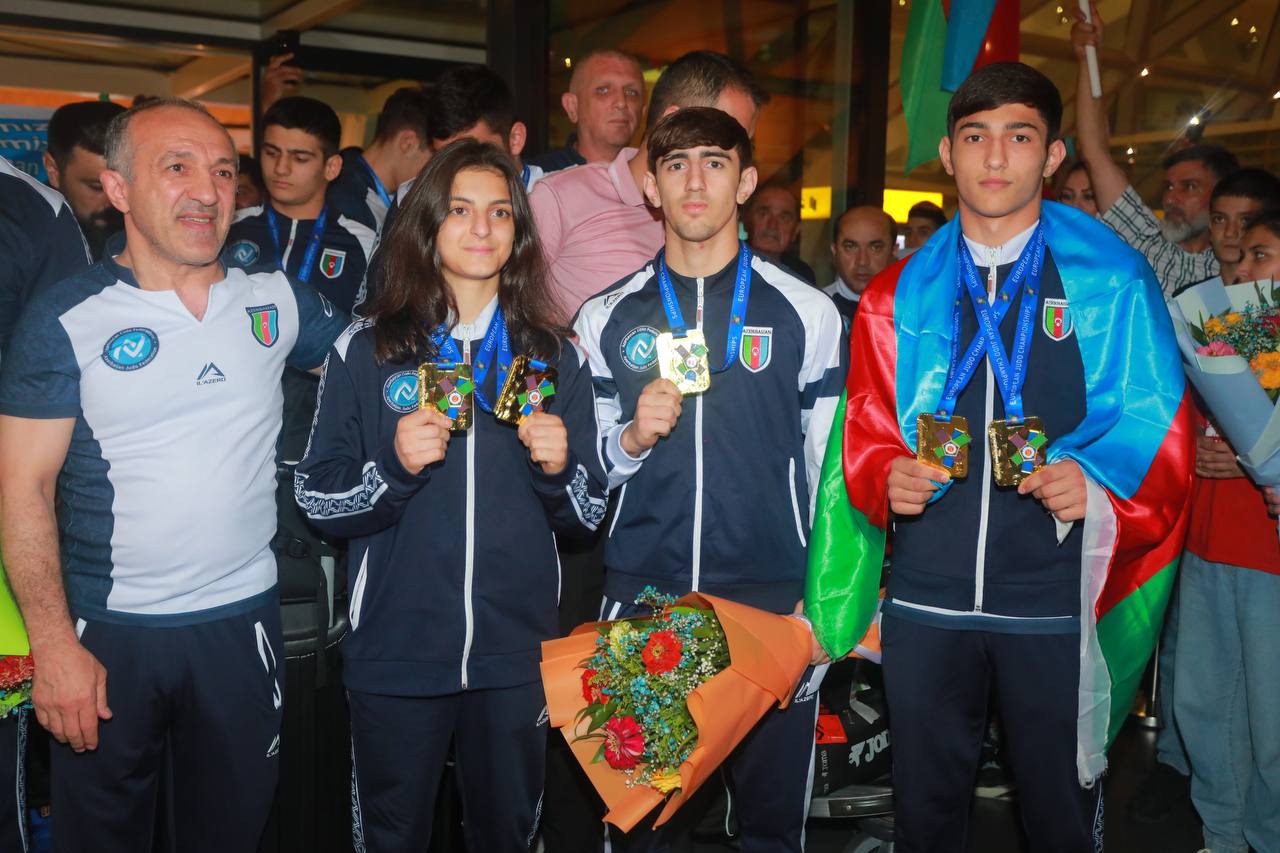 Avropa çempionları havalimanında böyük çoşqu ilə qarşılandı