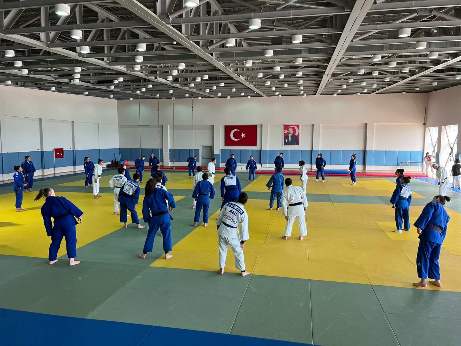 Yeniyetmə qızlar Avropa çempionatına hazırlaşırlar