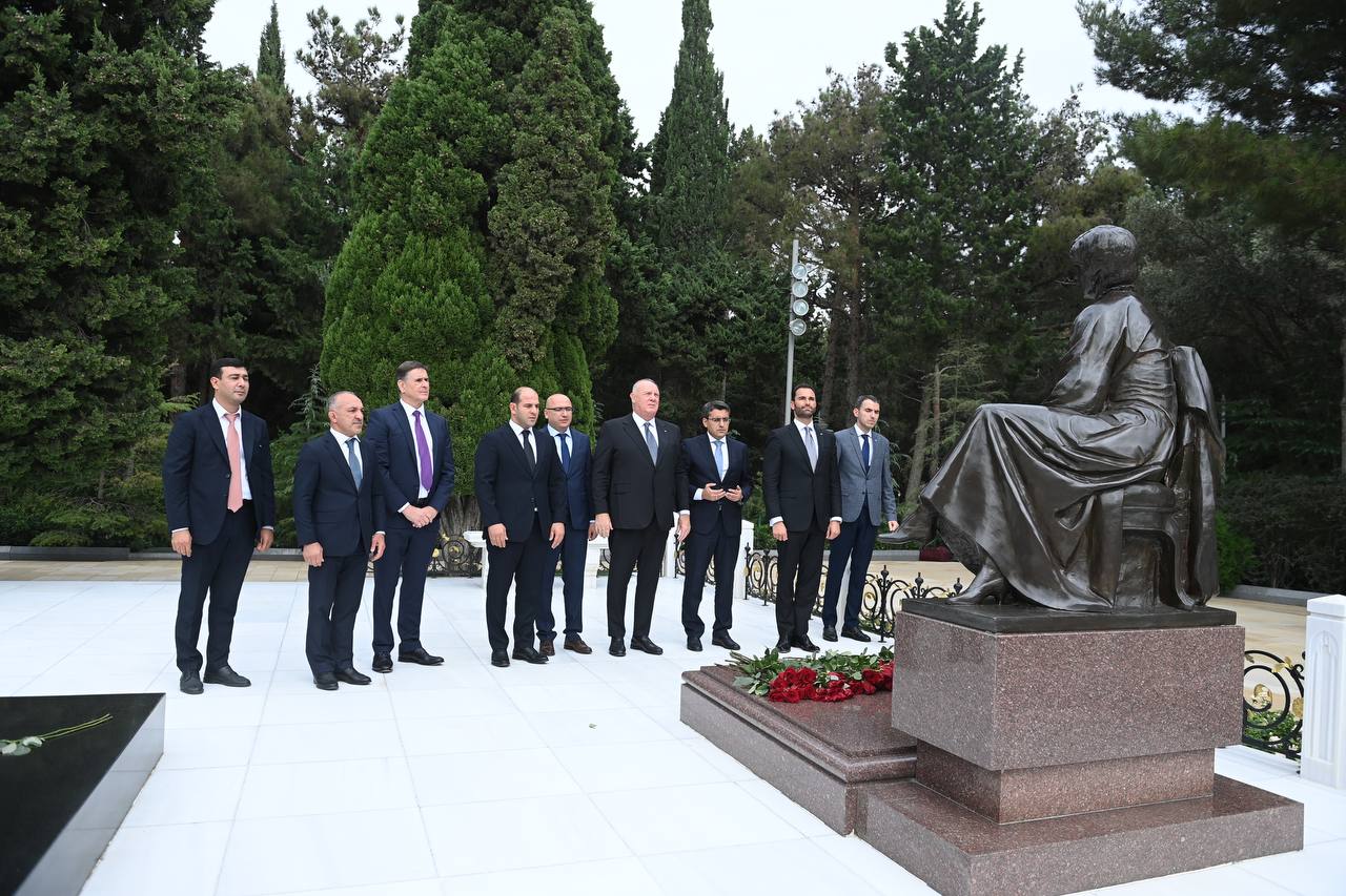 Ümummilli Lider Heydər Əliyevin 100-cü ildönümünə həsr olunan Bakı Böyük Dəbilqə turniri ərəfəsində Fəxri xiyabanda Ulu Öndər Heydər Əliyevin məzarı ziyarət edildi
