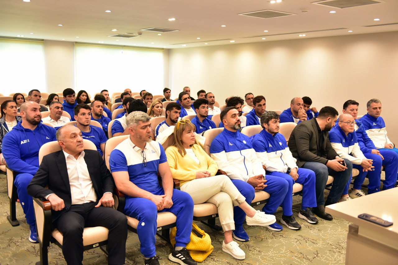 Rəşad Nəbiyev kişilərdən ibarət milli komandanın heyəti ilə görüşüb