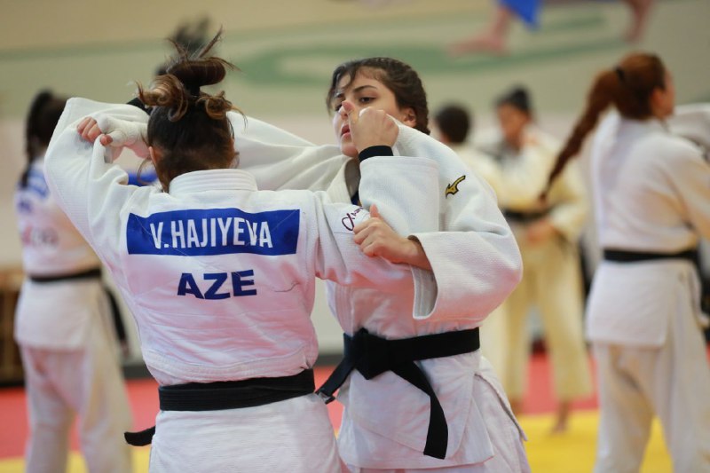 Yeniyetmə qızlar Avropa çempionatına hazırlaşır