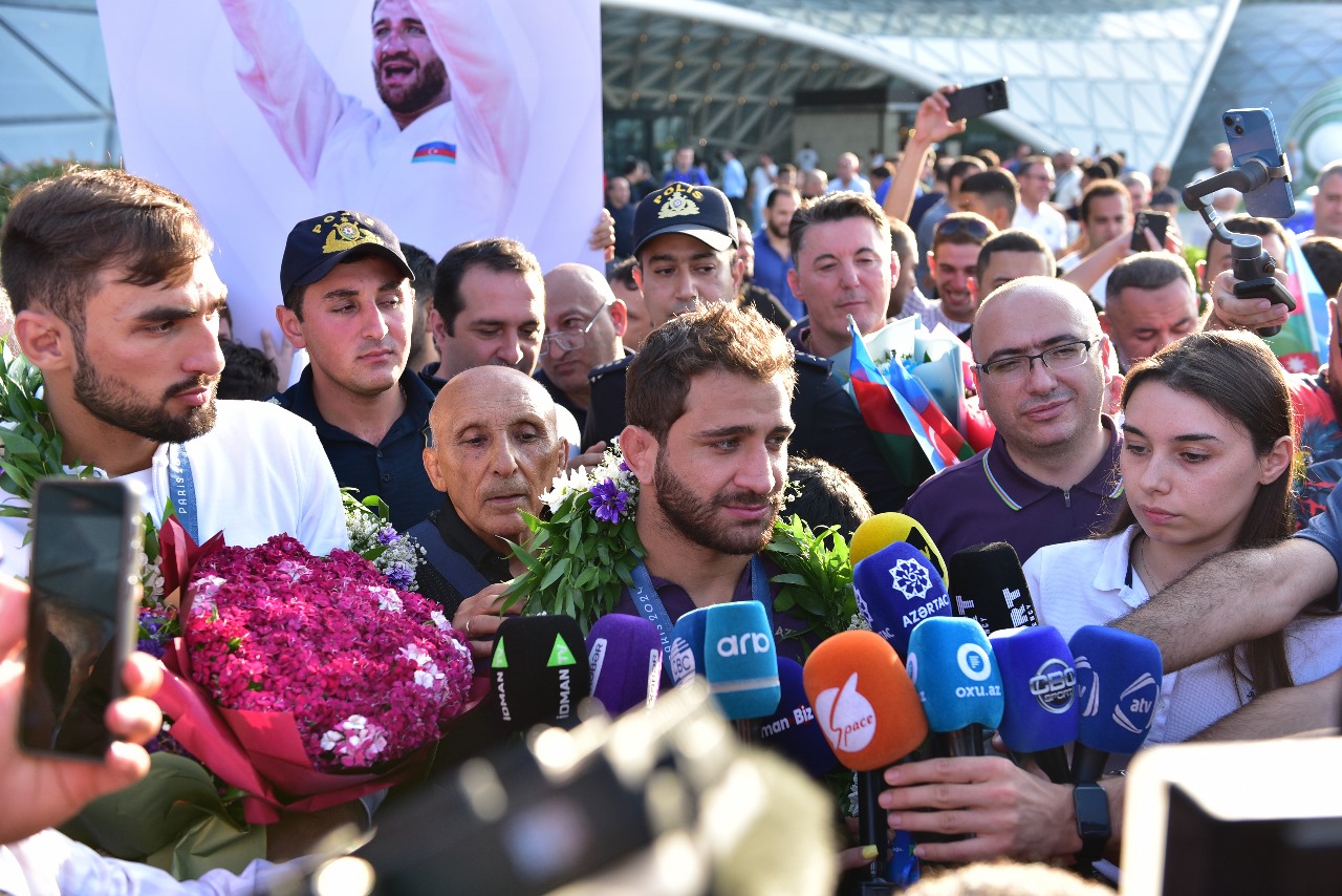 Olimpiya çempionlarımız havalimanında böyük çoşqu ilə qarşılandı