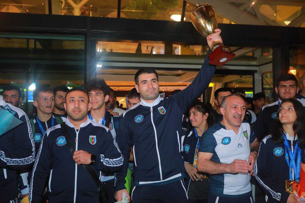 Avropa çempionları havalimanında böyük çoşqu ilə qarşılandı