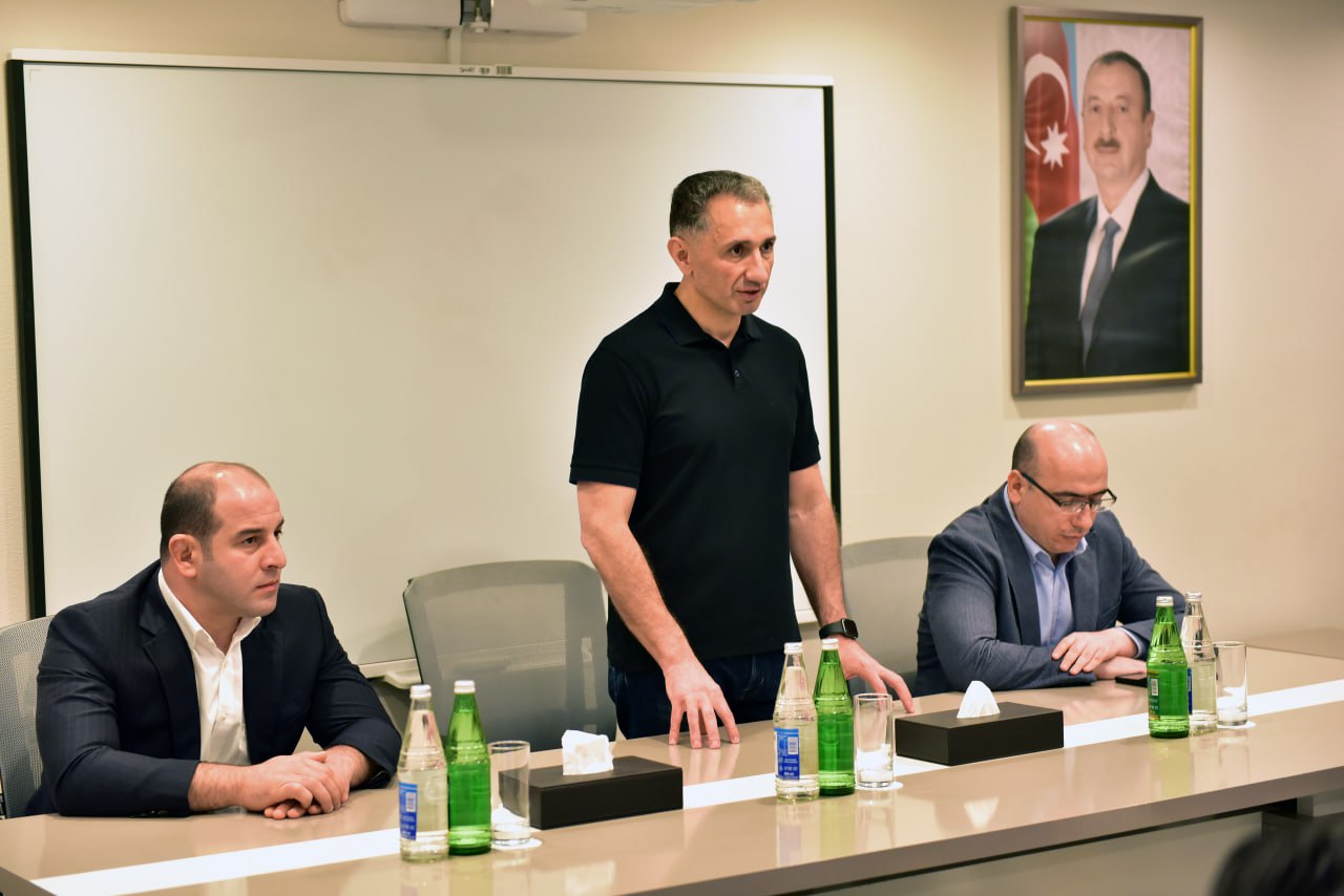 Rəşad Nəbiyev kişilərdən ibarət milli komandanın heyəti ilə görüşüb