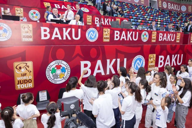 BCF: “Qızlara ağ yaraşır” kampaniyasında iştirak edən qızlar Bakı səhnəsində parladı