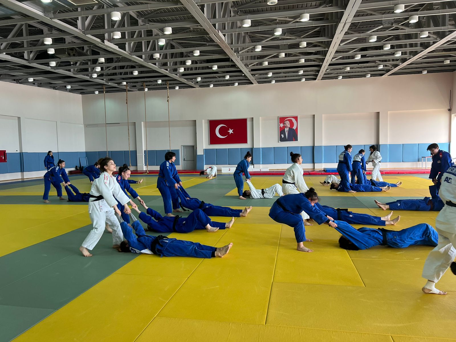 Yeniyetmə qızlar Avropa çempionatına hazırlaşırlar