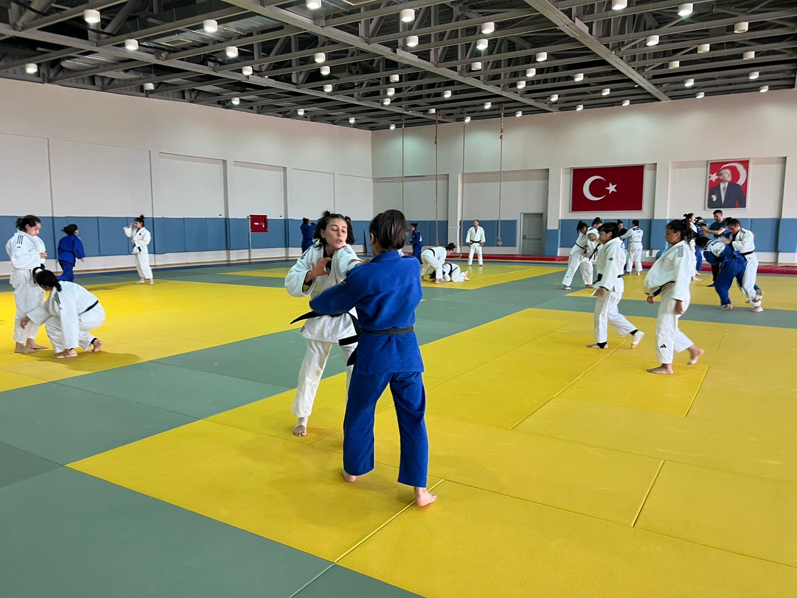 Yeniyetmə qızlar Avropa çempionatına hazırlaşırlar