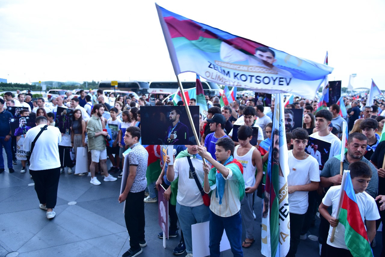 Olimpiya çempionlarımız havalimanında böyük çoşqu ilə qarşılandı