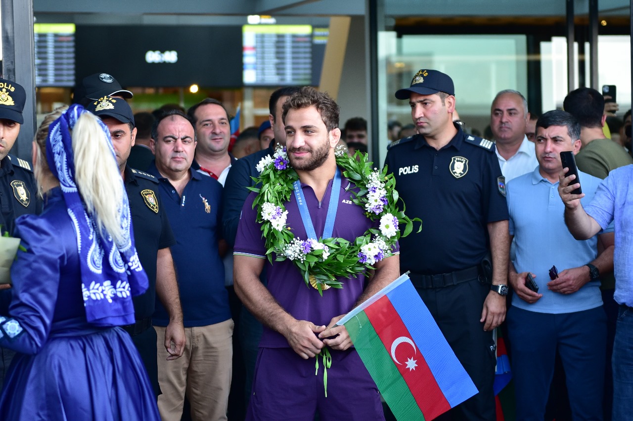 Olimpiya çempionlarımız havalimanında böyük çoşqu ilə qarşılandı