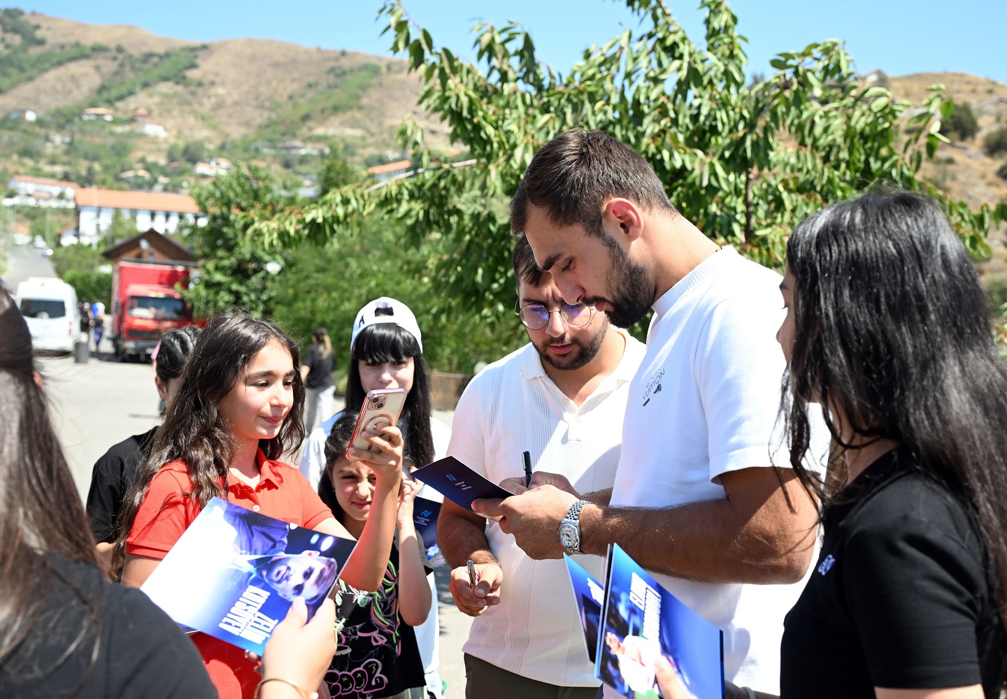 Olimpiya çempionlarımız Laçında əhali ilə bir araya gəliblər