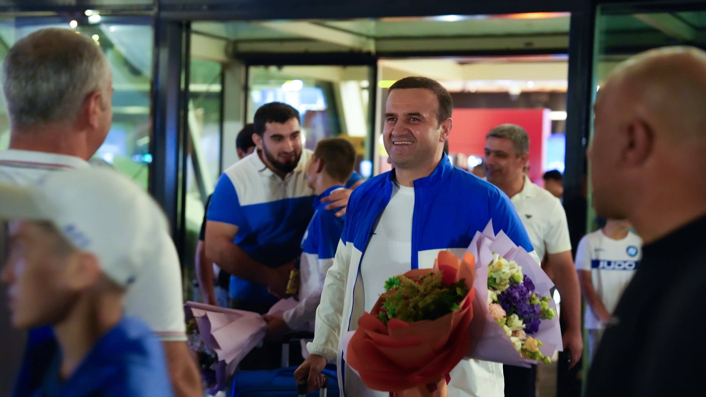 Yeniyetmələrdən ibarət milli komanda Vətənə döndü