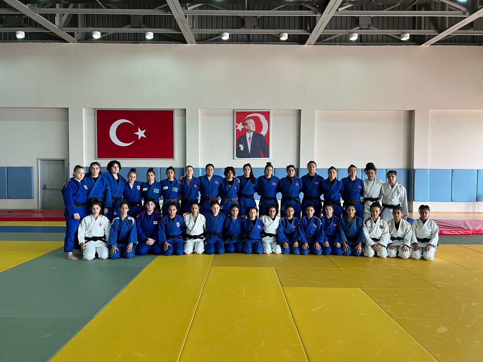 Yeniyetmə qızlar Avropa çempionatına hazırlaşırlar