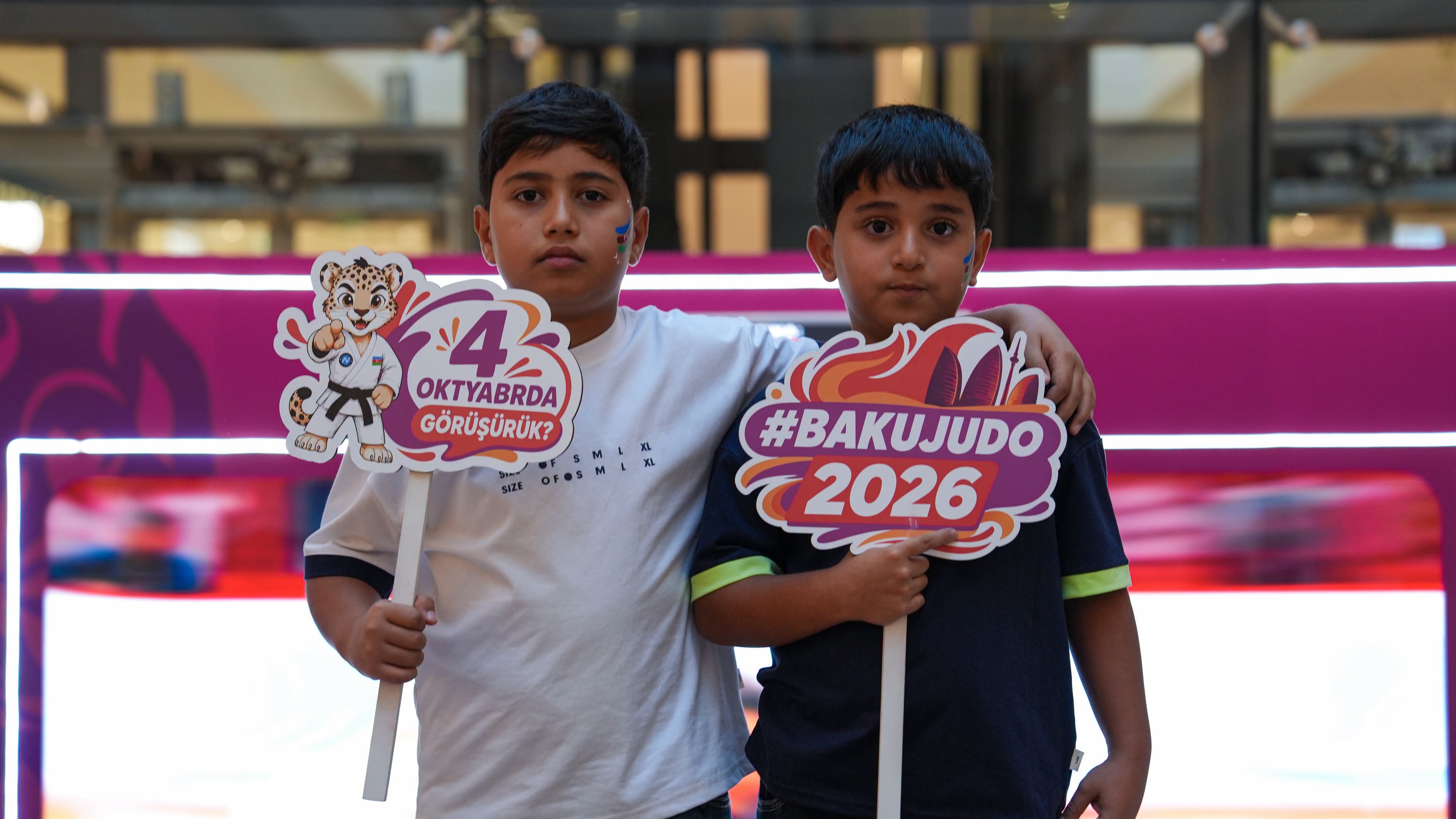 Avropa çempionlarının imza mərasimi keçirilib