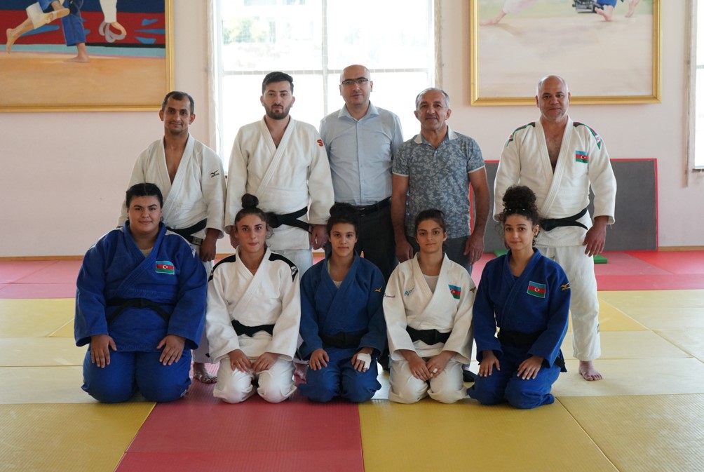 Yeniyetmə qızlar Dünya çempionatına hazırlaşır