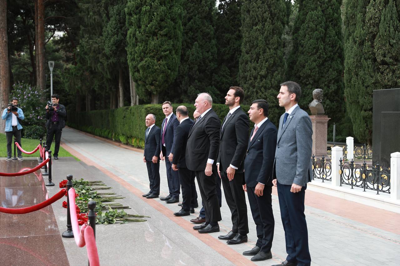 Ümummilli Lider Heydər Əliyevin 100-cü ildönümünə həsr olunan Bakı Böyük Dəbilqə turniri ərəfəsində Fəxri xiyabanda Ulu Öndər Heydər Əliyevin məzarı ziyarət edildi