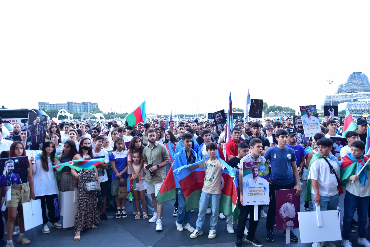 Olimpiya çempionlarımız havalimanında böyük çoşqu ilə qarşılandı