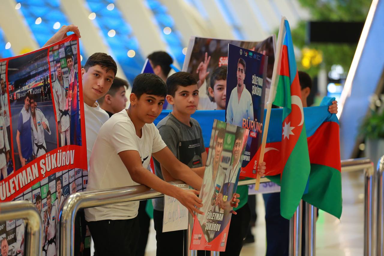 Dünya çempionatından dönən cüdoçularımız havalimanında böyük çoşqu ilə qarşılandı