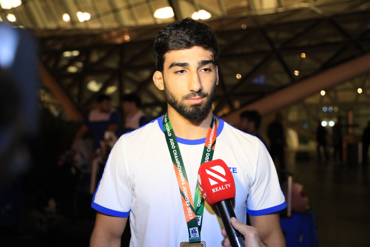 Dünya çempionatından dönən cüdoçularımız havalimanında böyük çoşqu ilə qarşılandı
