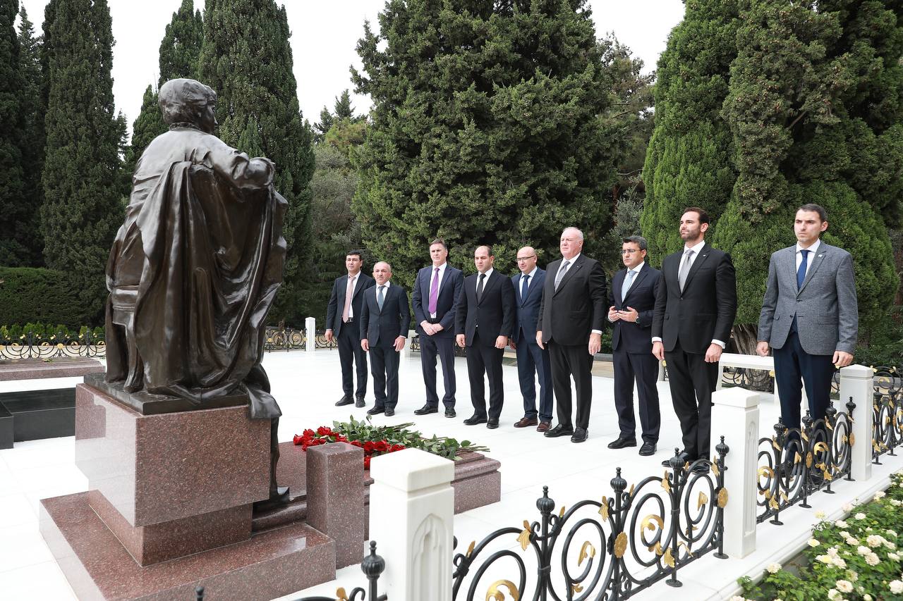 Ümummilli Lider Heydər Əliyevin 100-cü ildönümünə həsr olunan Bakı Böyük Dəbilqə turniri ərəfəsində Fəxri xiyabanda Ulu Öndər Heydər Əliyevin məzarı ziyarət edildi