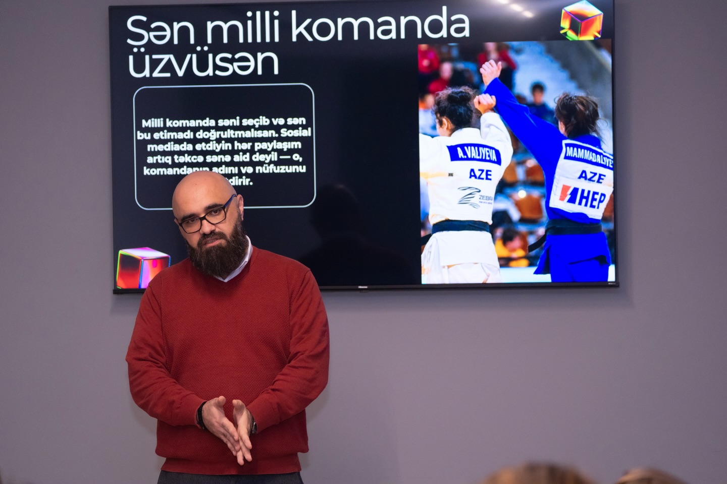 Yeniyetmə qızlardan ibarət yığmanın üzvləri üçün sosial media təlimi keçirilib