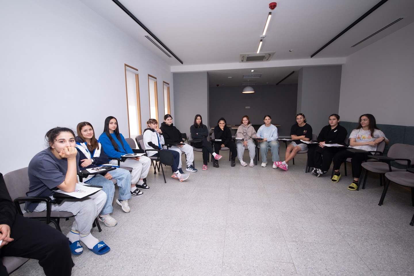 Yeniyetmə qızlardan ibarət millinin üzvləri üçün art-terapiya seminarı təşkil olunub