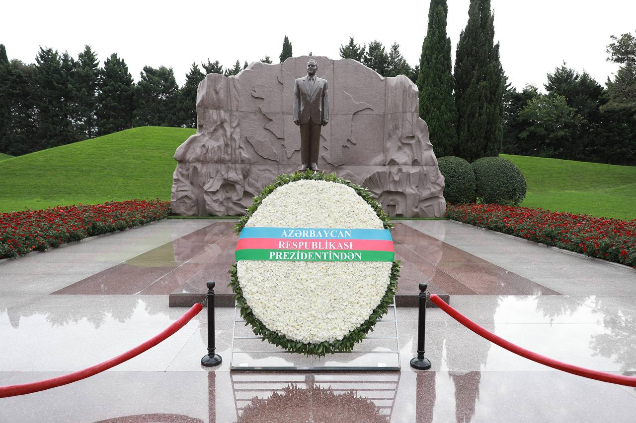Ümummilli Lider Heydər Əliyevin 100-cü ildönümünə həsr olunan Bakı Böyük Dəbilqə turniri ərəfəsində Fəxri xiyabanda Ulu Öndər Heydər Əliyevin məzarı ziyarət edildi