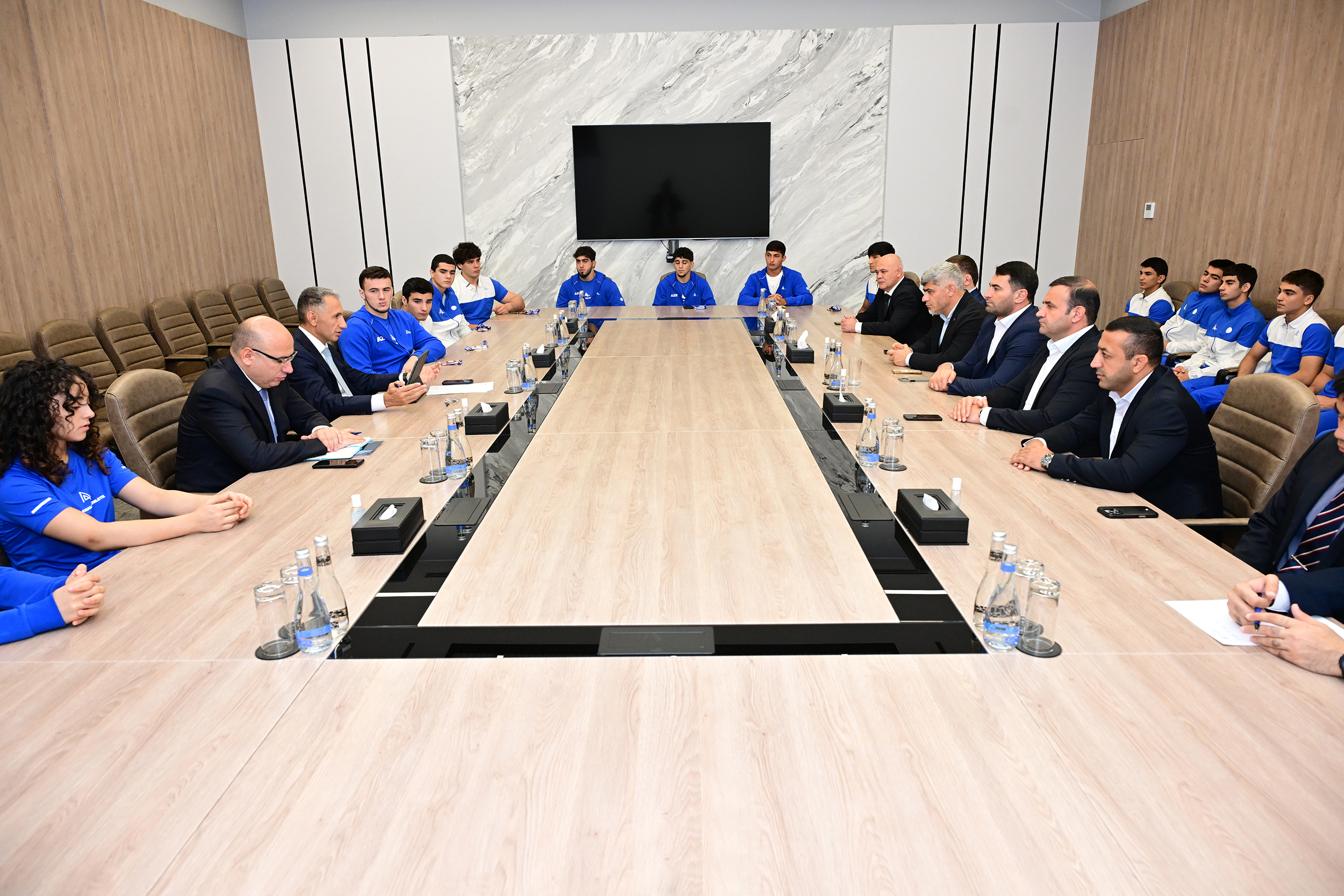 Rəşad Nəbiyev yeniyetmə və gənclərdən ibarət milli komandaların üzvləri ilə görüşüb