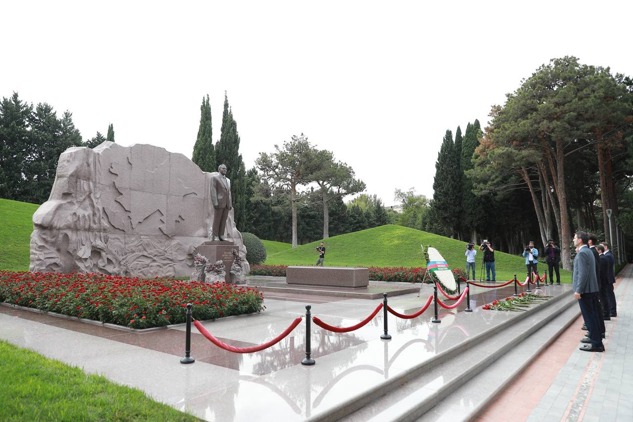 Ümummilli Lider Heydər Əliyevin 100-cü ildönümünə həsr olunan Bakı Böyük Dəbilqə turniri ərəfəsində Fəxri xiyabanda Ulu Öndər Heydər Əliyevin məzarı ziyarət edildi