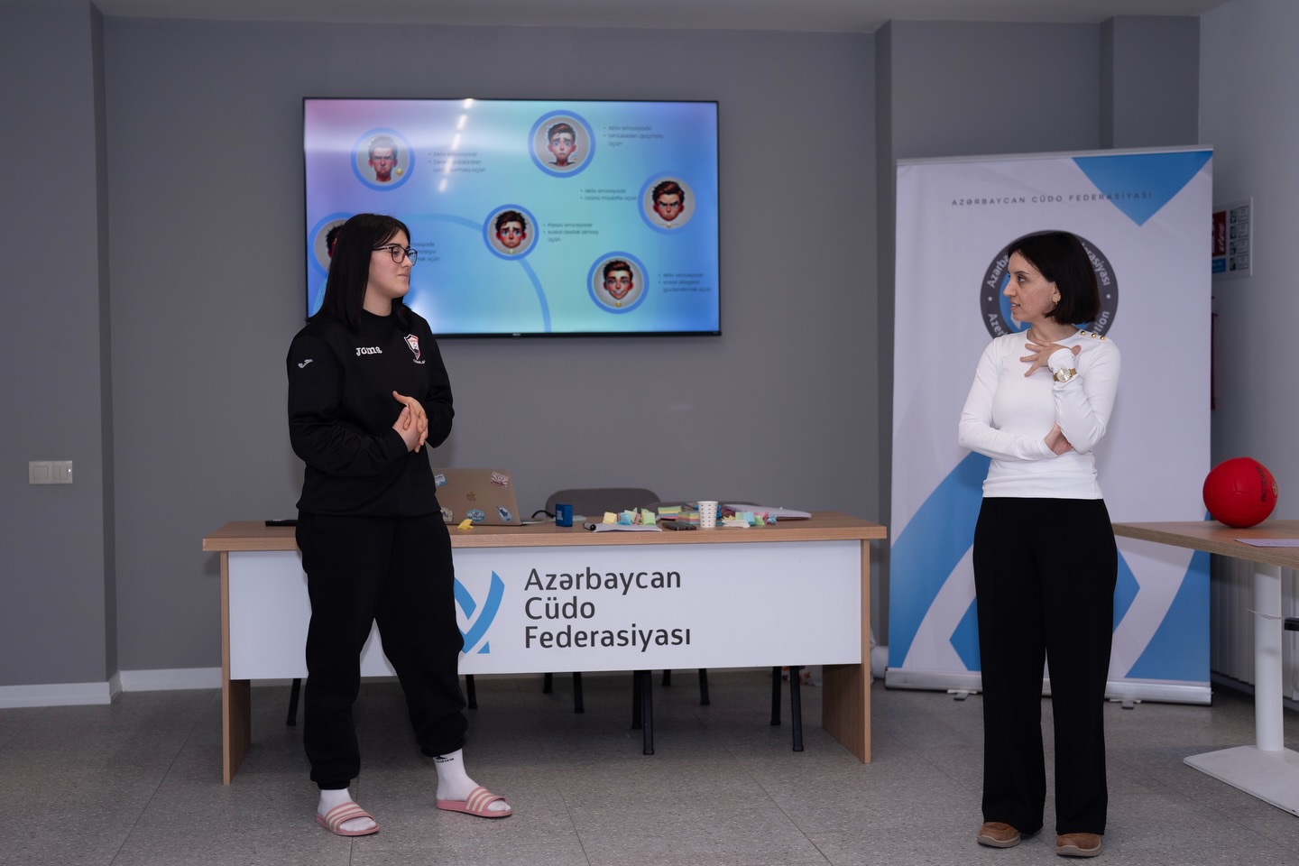 Yeniyetmə qızlardan ibarət millinin üzvləri üçün art-terapiya seminarı təşkil olunub