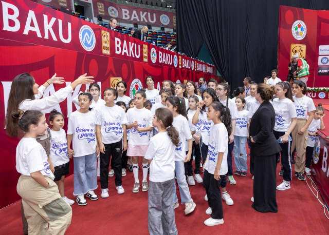 BCF: “Qızlara ağ yaraşır” kampaniyasında iştirak edən qızlar Bakı səhnəsində parladı