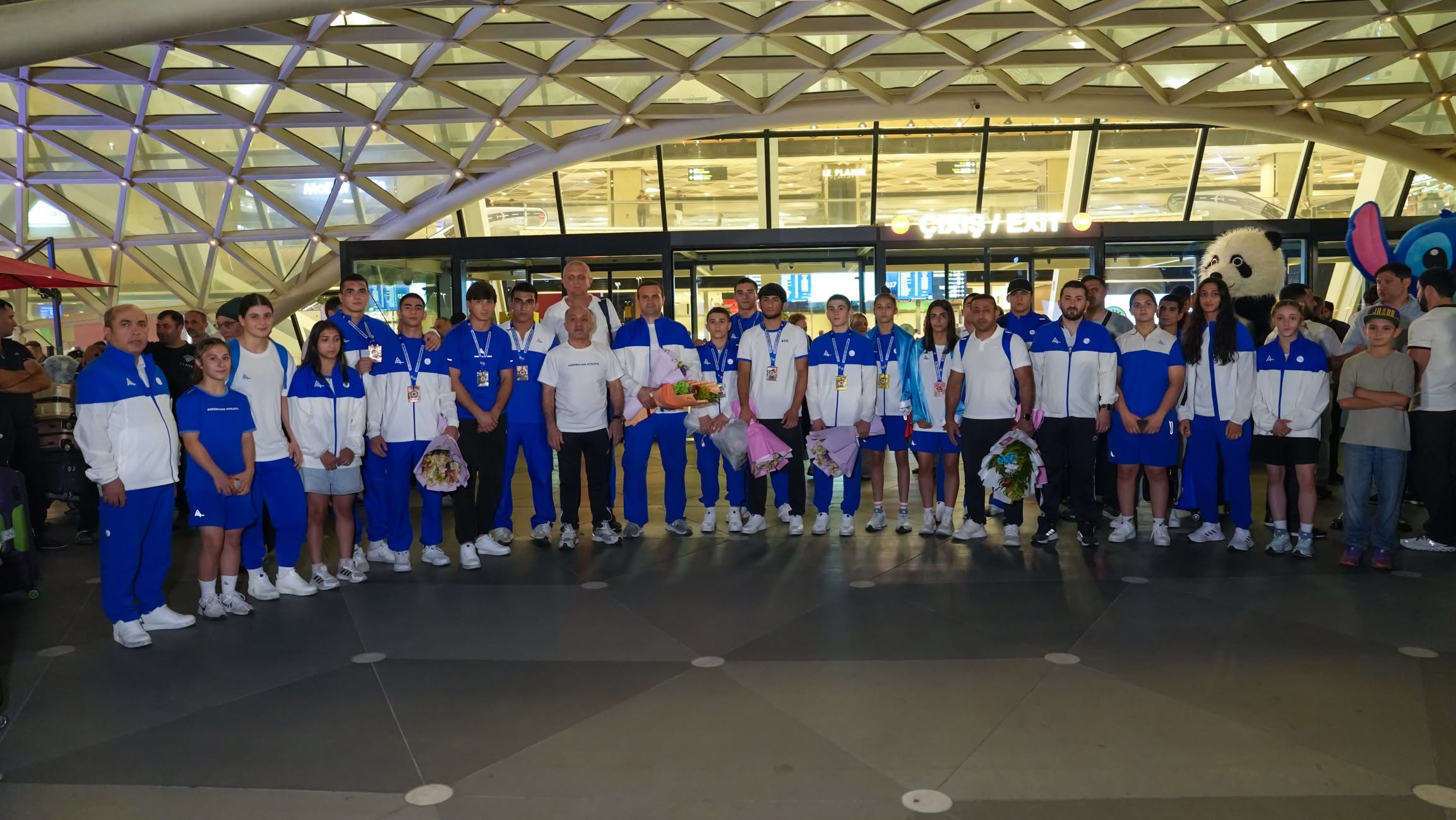 Yeniyetmələrdən ibarət milli komanda Vətənə döndü